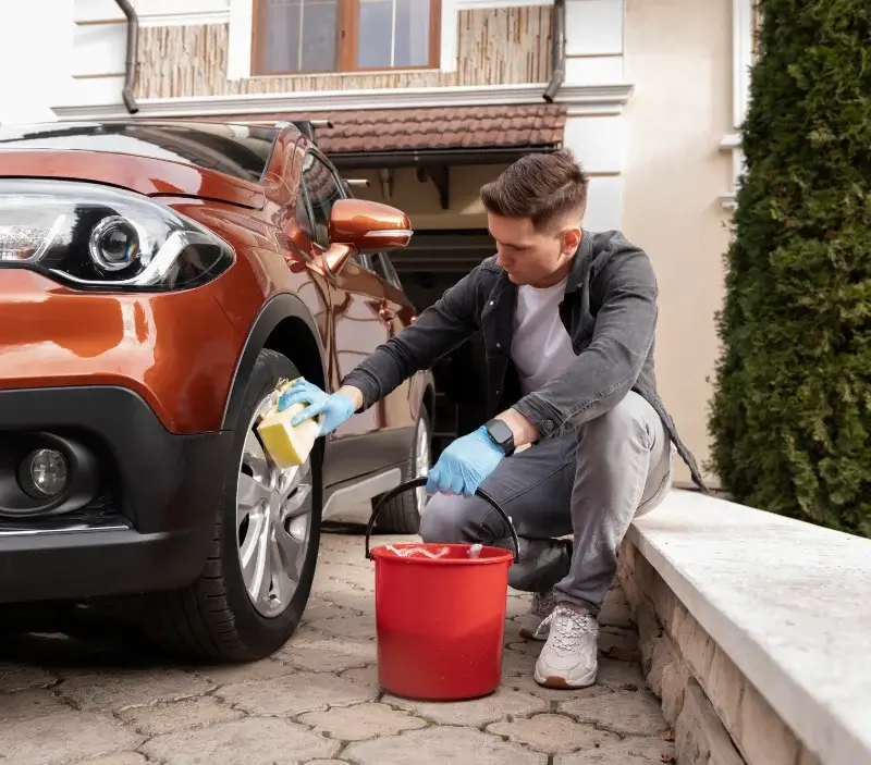 Lavage auto à domicile Châtelus-le-Marcheix : professionnel intervenant sur un véhicule
